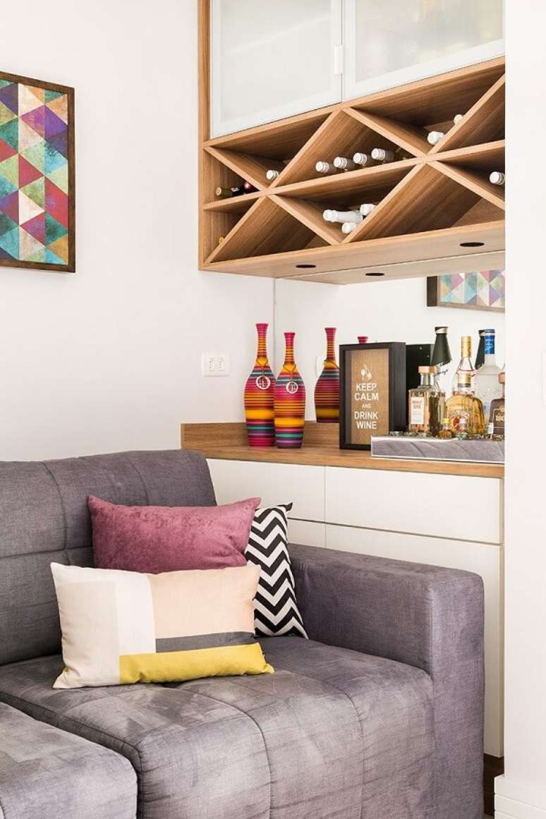 53. As garrafas do home bar podem ficar organizadas sobre uma bandeja. Projeto por Bianchi & Lima Arquitetura