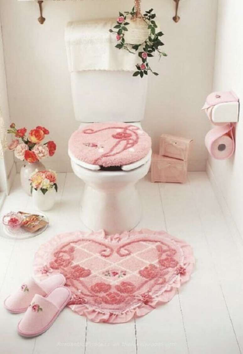 17. Decora&ccedil;&atilde;o rom&acirc;ntica com jogo de banheiro rosa em formato de cora&ccedil;&atilde;o &ndash; Foto: Home Fashion Trend