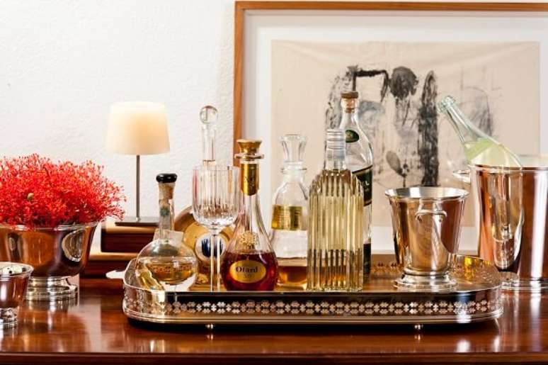 51. Escolha a bandeja do seu home bar kit que mais combina com a sua decora&ccedil;&atilde;o. Fonte: Pinterest