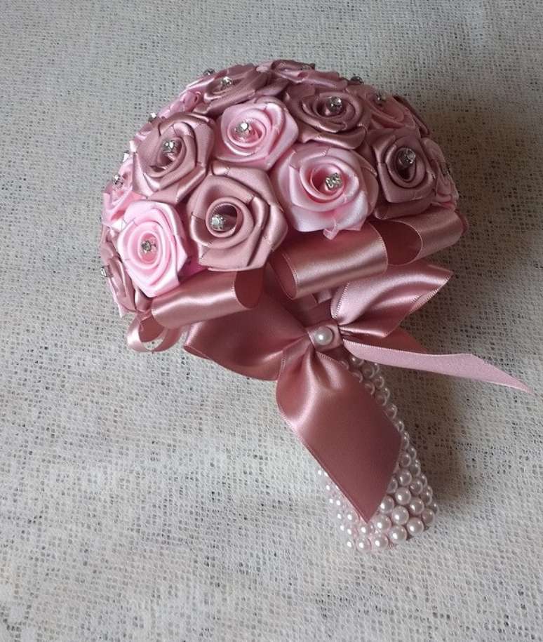 5. A rosa de cetim pode ser dif&iacute;cil de se fazer no inicio, mas com pr&aacute;tica o resultado como um buque de flores d cetim fica incr&iacute;vel &ndash; Foto: Elo7