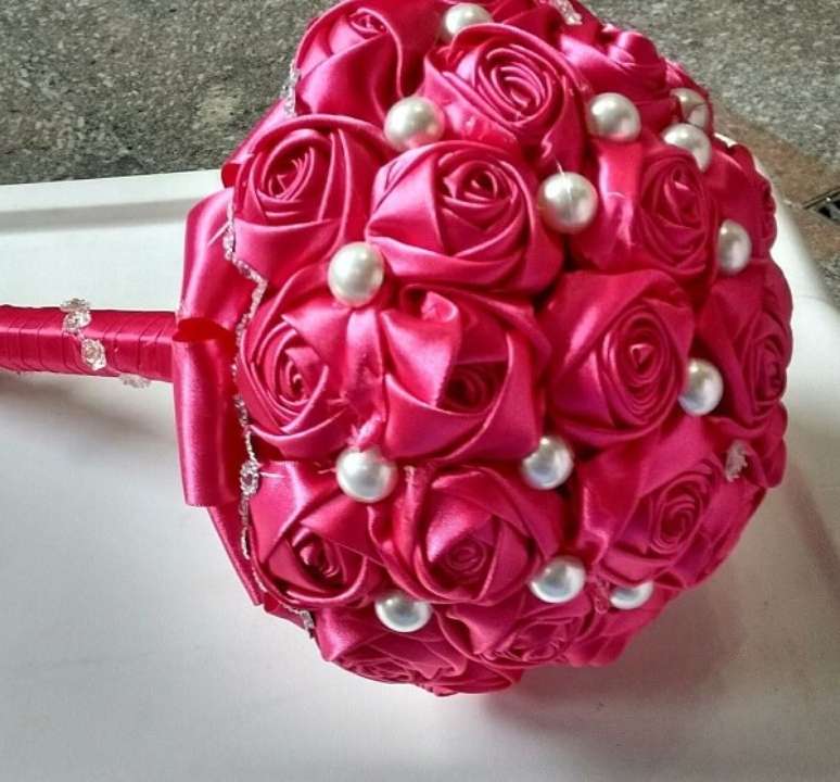 47. Buque de flores de cetim com pedraria fica ainda mais bonito &ndash; Foto: Enjoei