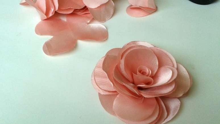 45. Os modelos de flores de cetim s&atilde;o muito variados &ndash; Foto: Via Pinterest