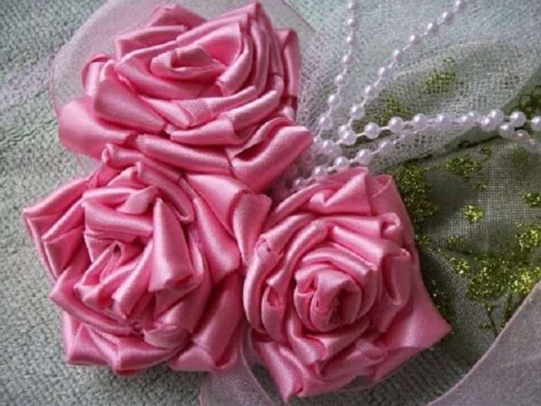 44. As rosas de cetim tem seu apre&ccedil;o &ndash; Foto: Cantinho do v&iacute;deo