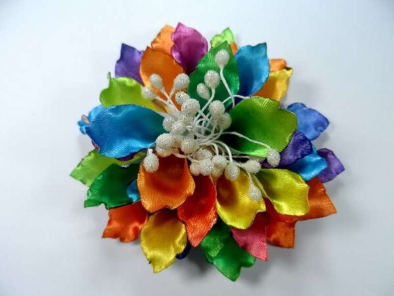 42. P&eacute;talas de diferentes cores s&atilde;o bem vindas &ndash; Foto: Meu artesanato