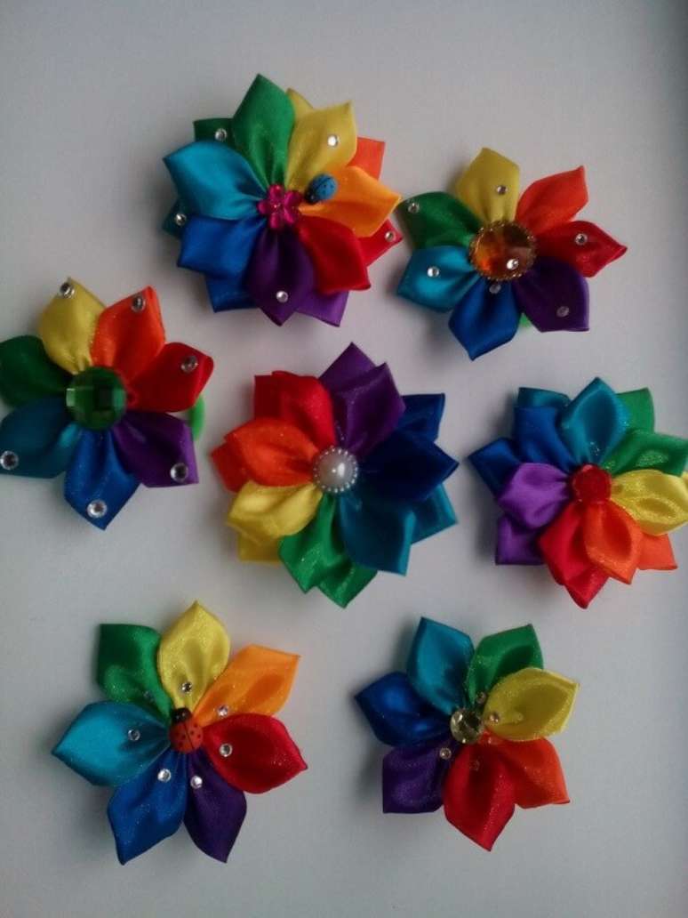 41. O resultado da flor de cetim colorida &eacute; incr&iacute;vel &ndash; Foto: Total constru&ccedil;&atilde;o