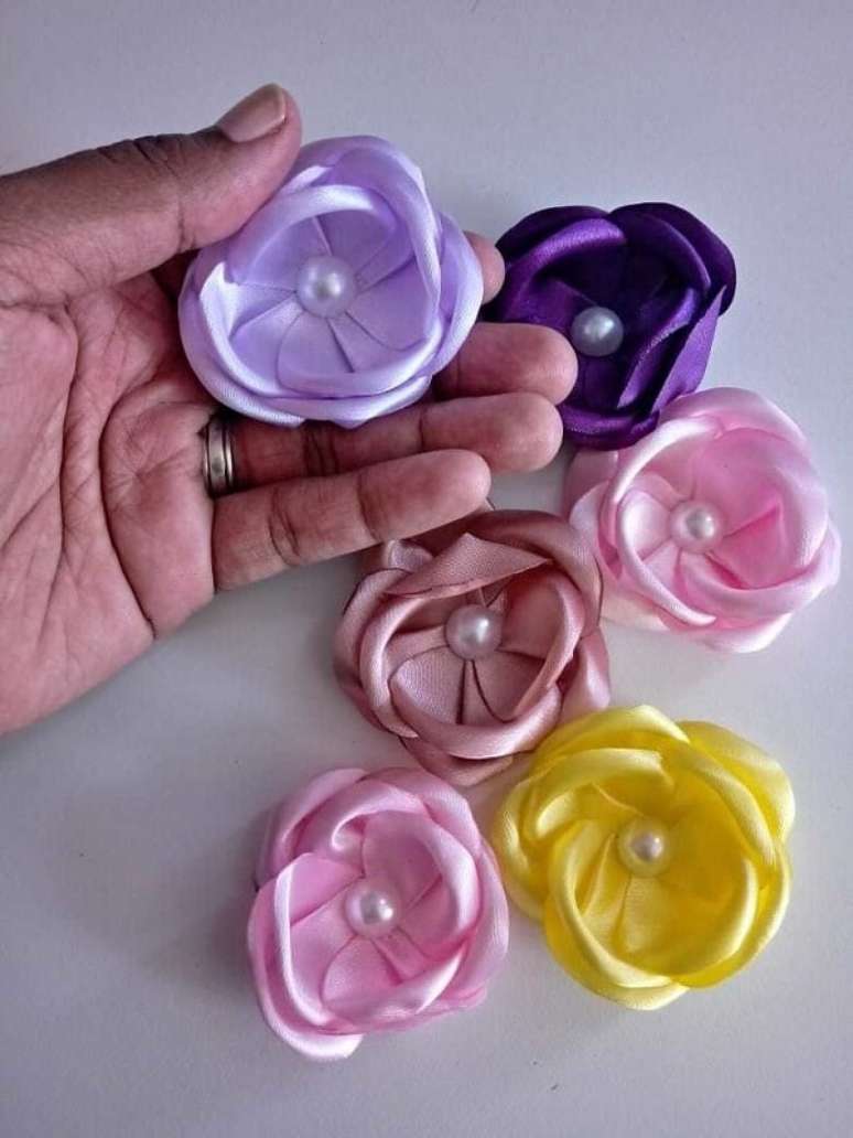 39. Tons claros d&atilde;o flores de cetim lindas &ndash; Foto: Via Pinterest