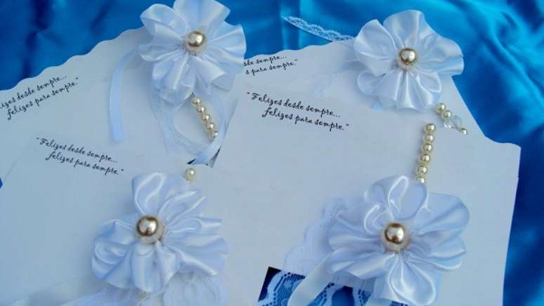 38. Que tal usar uma flor de cetim no convite de festa? &ndash; Foto: Via Pinterest