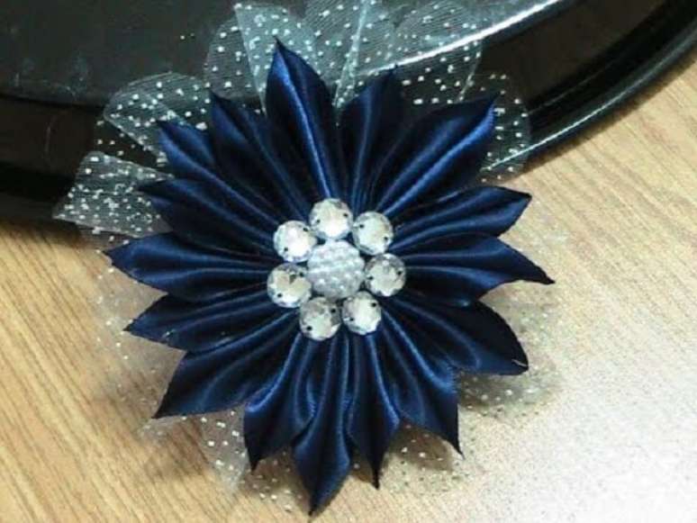 35. O tom de azul escuro deixa a flor de cetim ainda mais bonita &ndash; Foto: Clube momento de arte