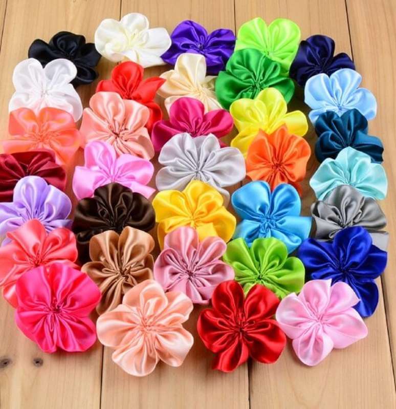 4. A flor de cetim dobrada tamb&eacute;m &eacute; uma boa op&ccedil;&atilde;o de artesanato &ndash; Foto: Via Pinterest