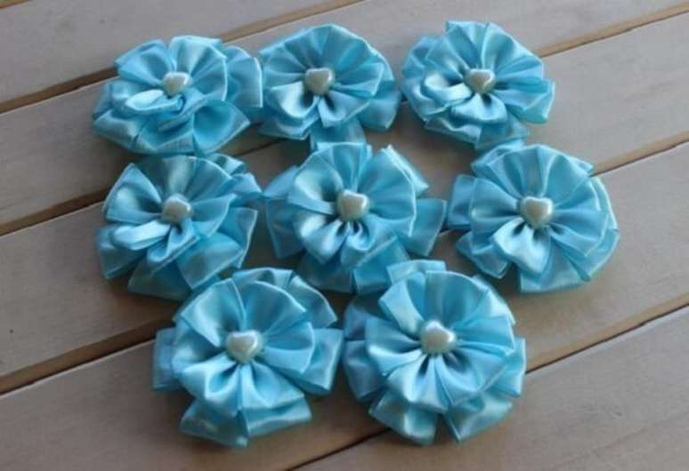 3. Seguindo o passo a passo &eacute; poss&iacute;vel fazer uma linda flor de fita de cetim &ndash; Foto: Via Pinterest