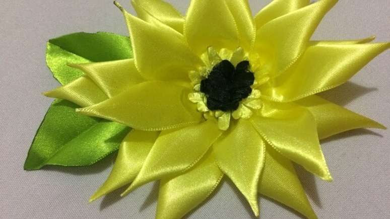 30. O modelo de girassol em cetim &eacute; lindo &ndash; Foto: Via Pinterest