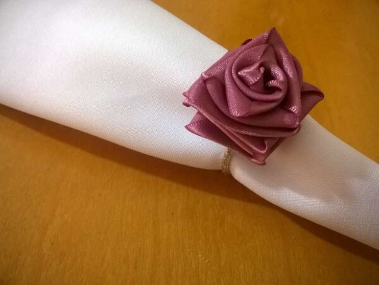 29. O porta guardanapo ficou muito mais elegante com a flor de cetim rose &ndash; Foto: Elo7