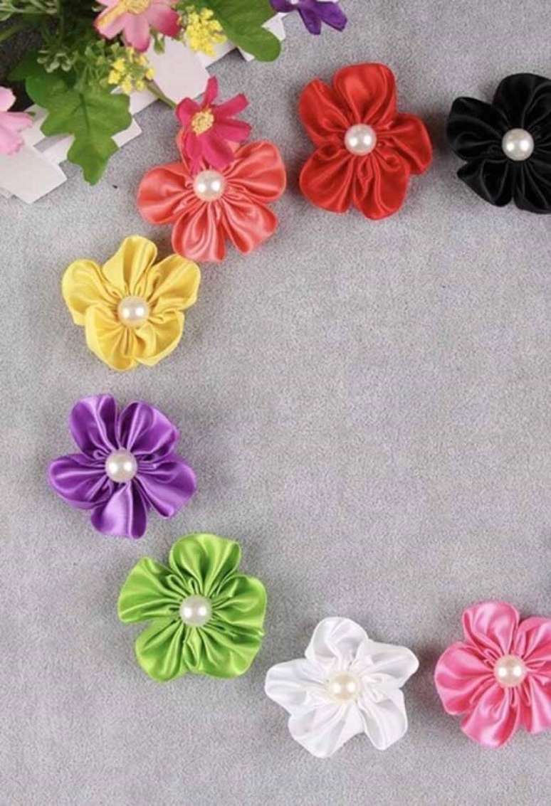 53. Flor de cetim colorida combina com todas as decora&ccedil;&otilde;es &ndash; Foto: Ideias decor