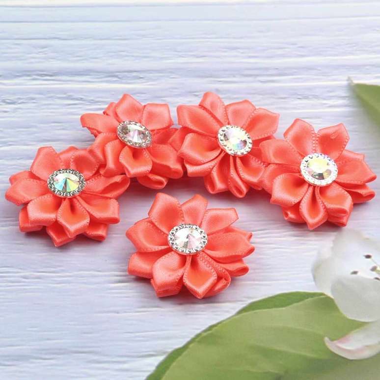 28. A flor de cetim laranja com pedraria pode ser o destaque da decora&ccedil;&atilde;o &ndash; Foto: Via Pinterest