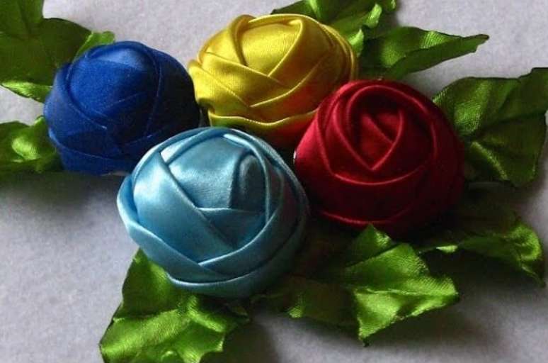 25. Os modelos de flor de cetim s&atilde;o diversos &ndash; Foto: Cantinho do v&iacute;deo