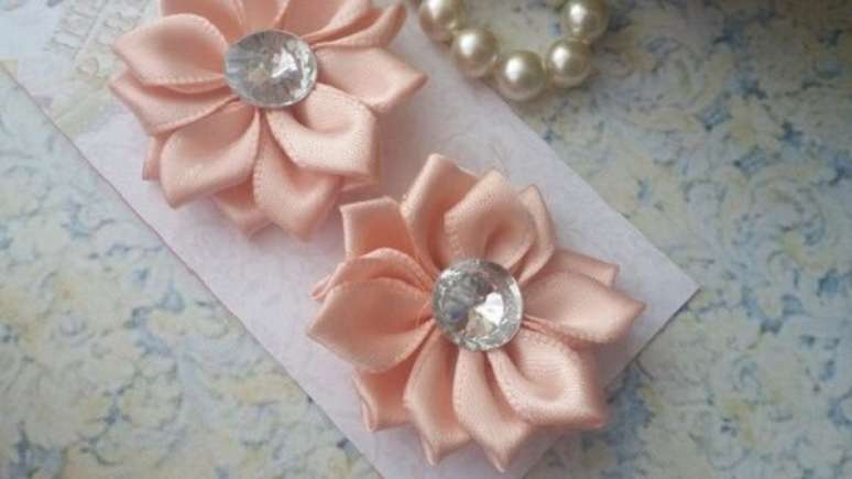 2. H&aacute; modelos de flor de cetim f&aacute;ceis de se fazer para os iniciantes em artesanato &ndash; Foto: Via Pinterest