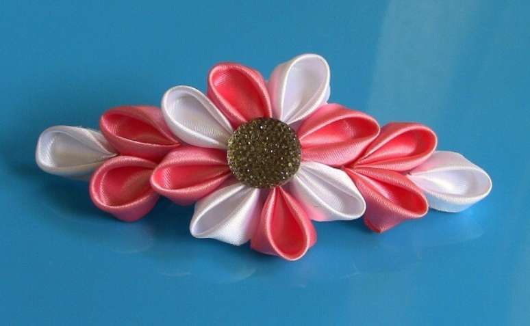 24. A flor de cetim pode at&eacute; mesmo ser personalizada &ndash; Foto: Via Pinteresr
