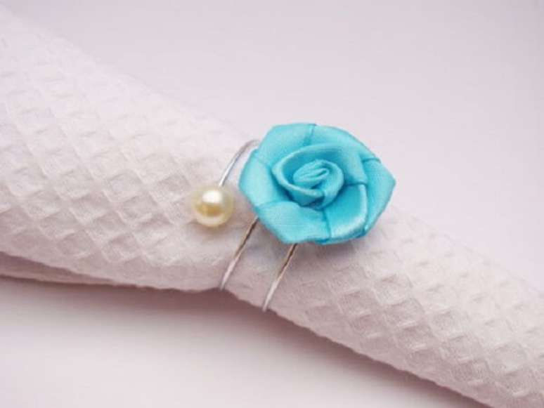 23. O porta guardanapo fica muito mais delicado com uma flor de cetim &ndash; Foto: Via Pinterest