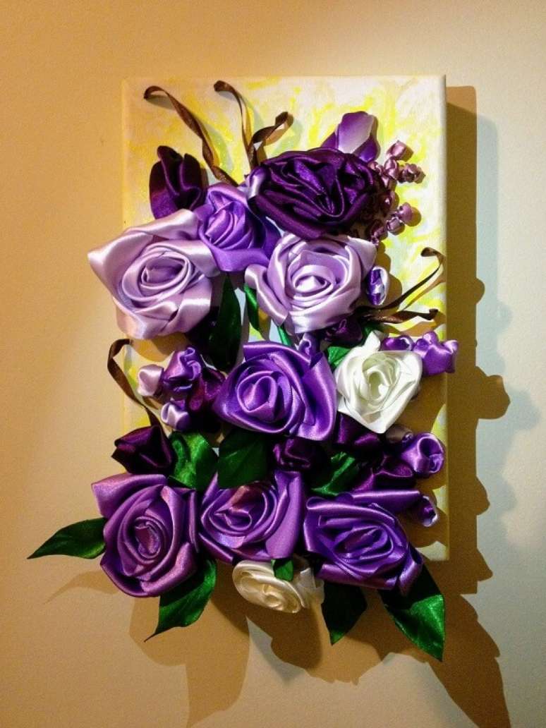 22. Um quadro com flores de cetim &eacute; uma op&ccedil;&atilde;o criativa para a decora&ccedil;&atilde;o &ndash; Foto: Elo7
