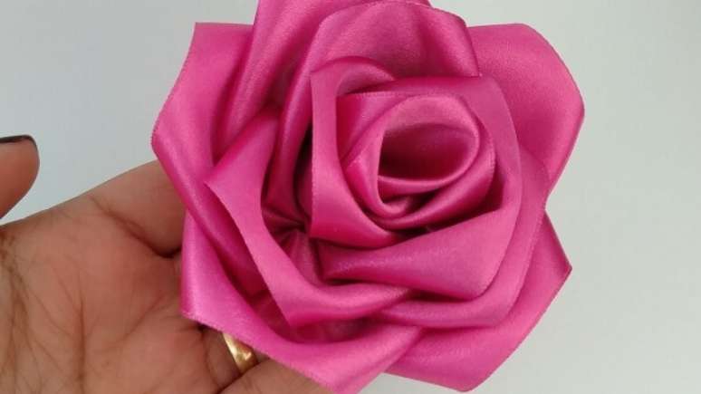 21. A flor de cetim pode ser produzida de diferentes tamanhos &ndash; Foto: Via Pinterest