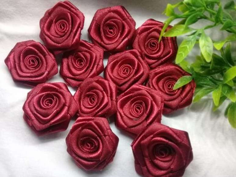 19. A rosa de cetim &eacute; um artesanato lindo &ndash; Foto: Via Pinterest