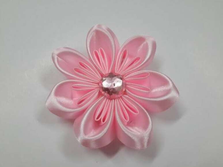 16. O tom de rosa claro deixa a flor de cetim mais delicada &ndash; Foto: Artesanato passo a passo