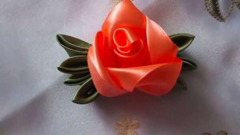 15. Aplicar uma flor de cetim em um bordado s&oacute; agrega mais valor e beleza a pe&ccedil;a &ndash; Foto: Sociedade da arte