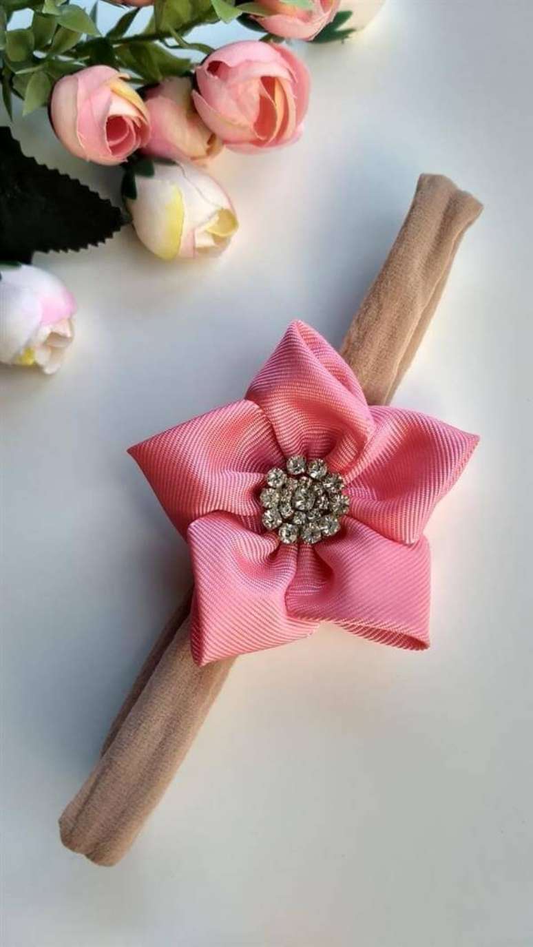 14. A combina&ccedil;&atilde;o de flor de cetim mais pedraria &eacute; perfeita &ndash; Foto: Artesanato passo a passo