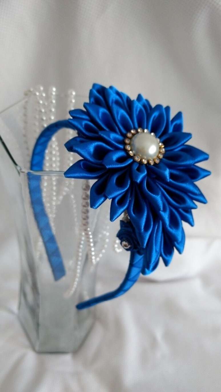 13. Um flor de cetim no tom azul d&aacute; um resultado lindo &ndash; Foto: Via Pinterest