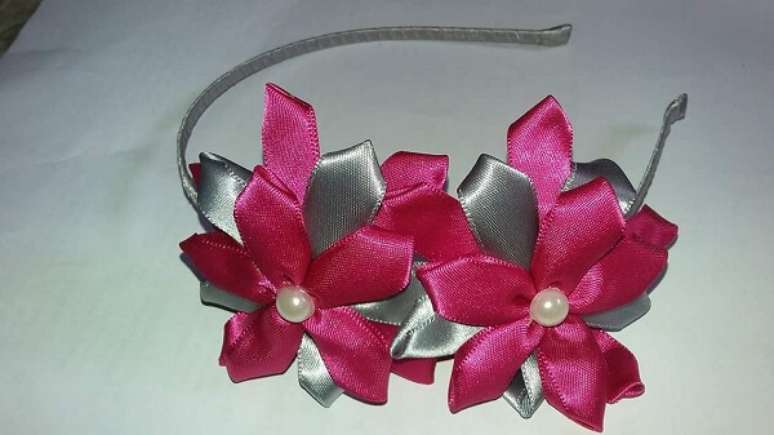 12. Os diferentes modelos de flores de cetim s&oacute; aumentam as op&ccedil;&otilde;es de escolha &ndash; Foto: Via Pinterest