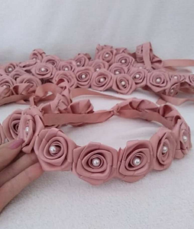 11. A flor de cetim tamb&eacute;m d&aacute; uma boa tiara para adultos &ndash; Foto: P&eacute;talas artesare