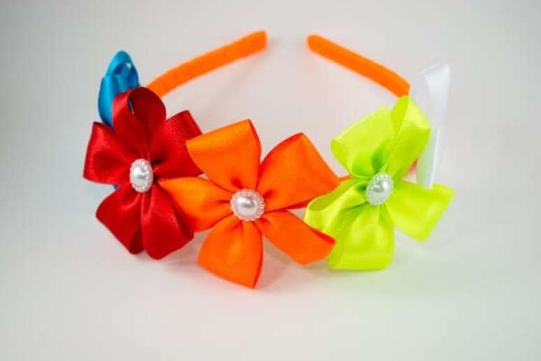 10. A tiara com flores coloridas e pedraria &eacute; uma &oacute;tima escolha &ndash; Foto: Cultura mix