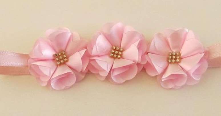 9. Uma tiara de beb&ecirc; com flores de cetim ficam incr&iacute;veis &ndash; Foto: Arte blog