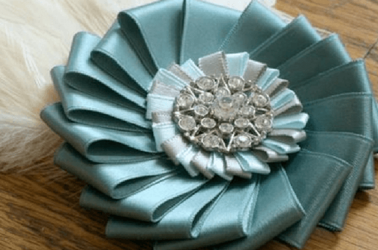 8. Os diferentes modelos de flor de cetim s&oacute; agregam a t&eacute;cnica &ndash; Foto: Blog Vai com tudo