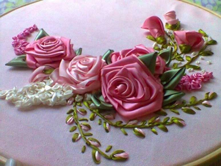 6. Flores de cetim em um bordado se tornam pe&ccedil;as lindas &ndash; Foto: Via Pinterest