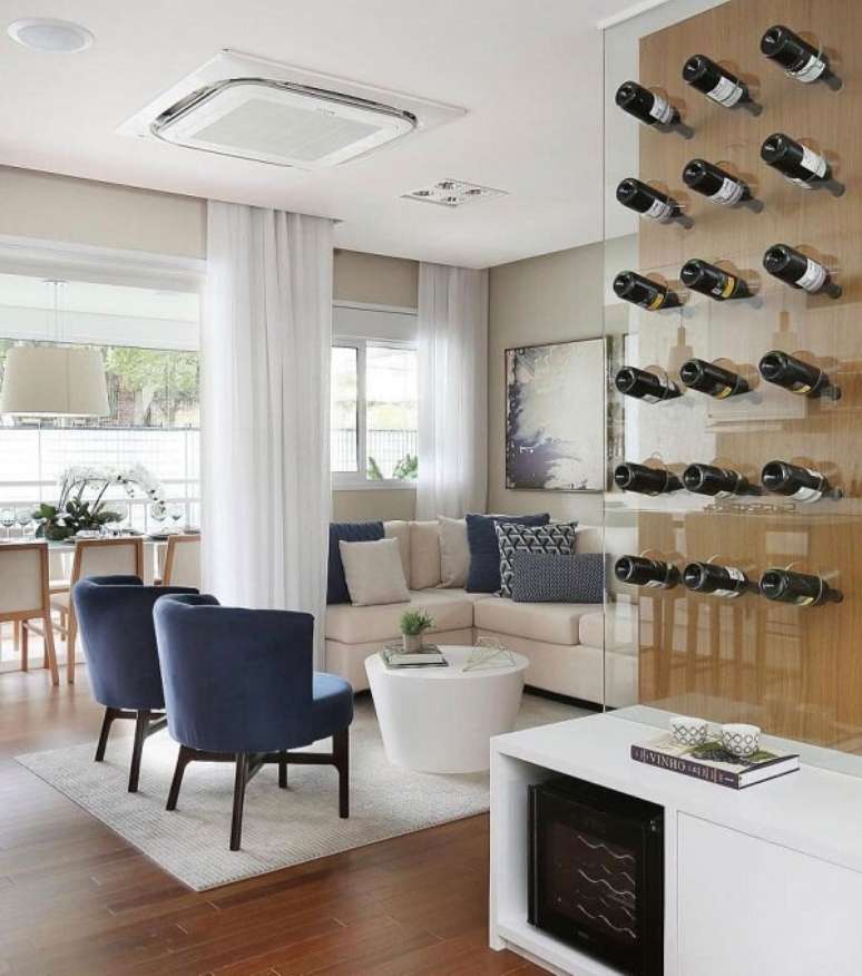 38. Home bar discreto onde as garrafas ficam penduradas na parede. Fonte: Pinterest