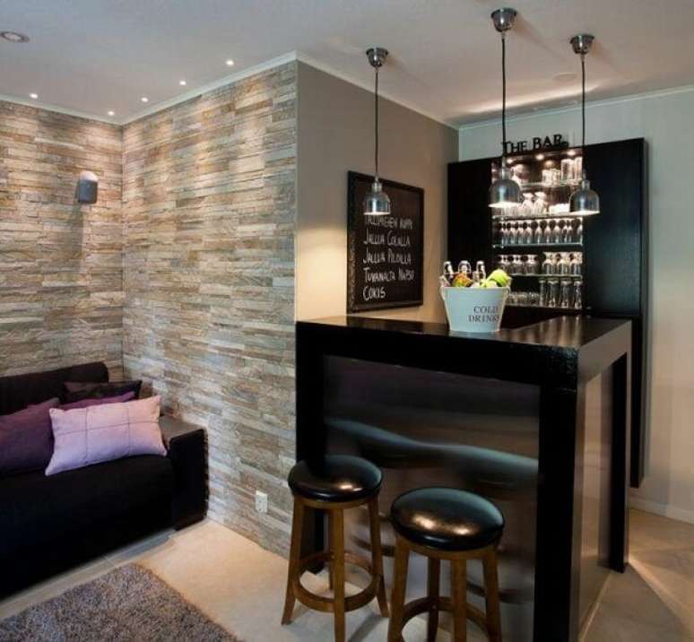 36. Ideia especial para quem quer ter um home com bar na sala. Fonte: Pinterest