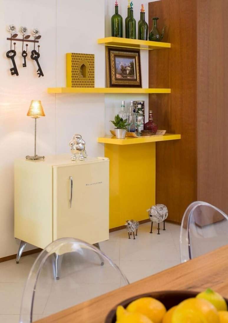 37. Invista em prateleiras coloridas no ambiente do home bar simples. Fonte: Pinterest