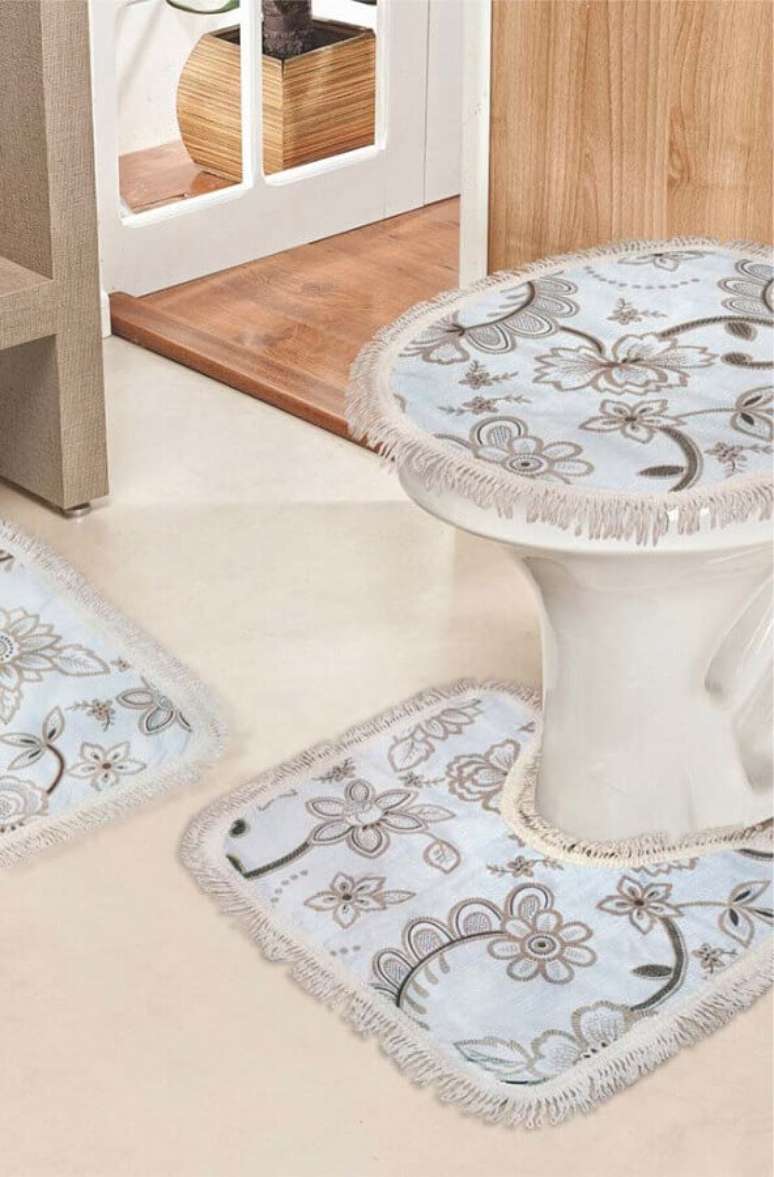 20. &Eacute; poss&iacute;vel encontrar diversos modelos de jogo de banheiro com flores &ndash; Foto: Archello