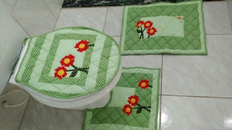 31. Mais um modelo de jogo de tapete para banheiro feito em patchwork &ndash; Foto: Pinterest