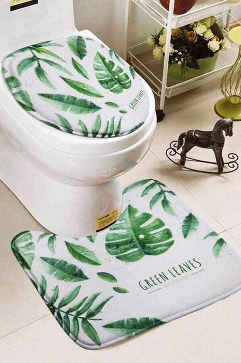 32. Decora&ccedil;&atilde;o com jogo de banheiro emborrachado com estampa de folhagens &ndash; Foto: Home Fashion Trend
