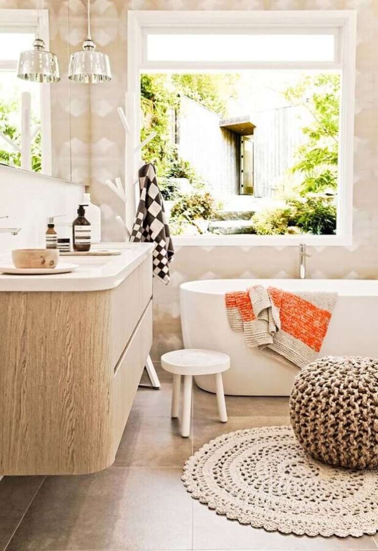 35. Alguns modelos de jogo de tapete para banheiro podem ser combinados com outros itens do ambiente &ndash; Foto: Revista Artesanato
