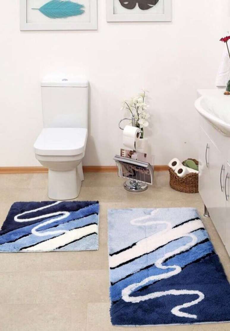 2. &Eacute; importante que o jogo de tapete para banheiro tenha material antiderrapante na parte debaixo &ndash; Foto: Apartment Therapy