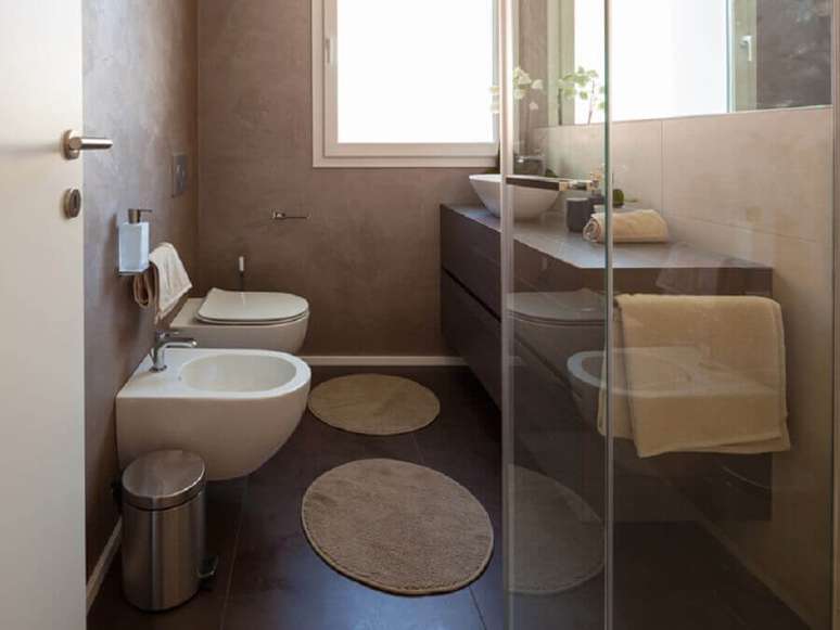 4. Jogo de tapete para banheiro planejado com decora&ccedil;&atilde;o moderna &ndash; Foto: Istock