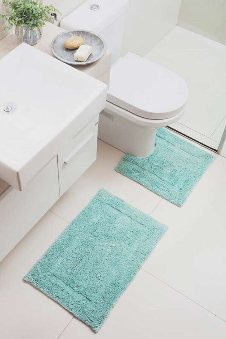 38. Jogo de tapete para banheiro simples todo branco &ndash; Foto: Home Fashion Trend