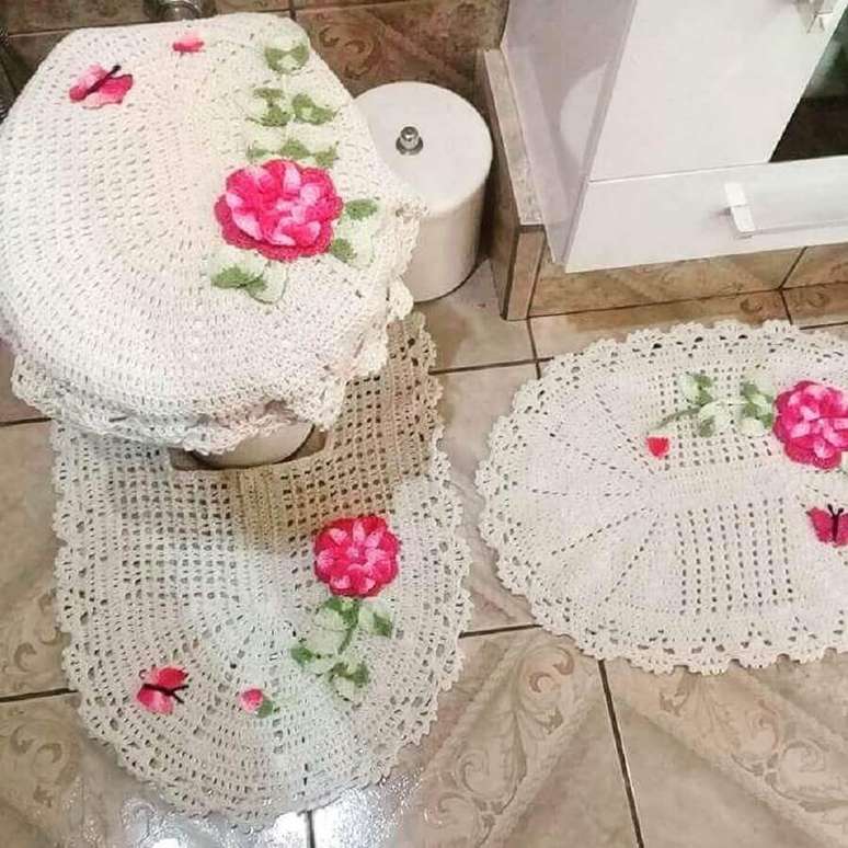 41. Modelo de jogo de banheiro com flores rosa feitas em croch&ecirc; &ndash; Foto: D&eacute;bora Isikawa
