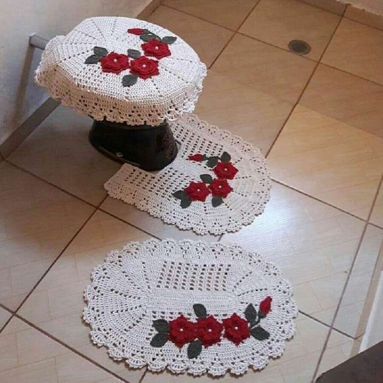42. Modelo de jogo de banheiro simples com flores vermelhas &ndash; Foto: Casa da Quel