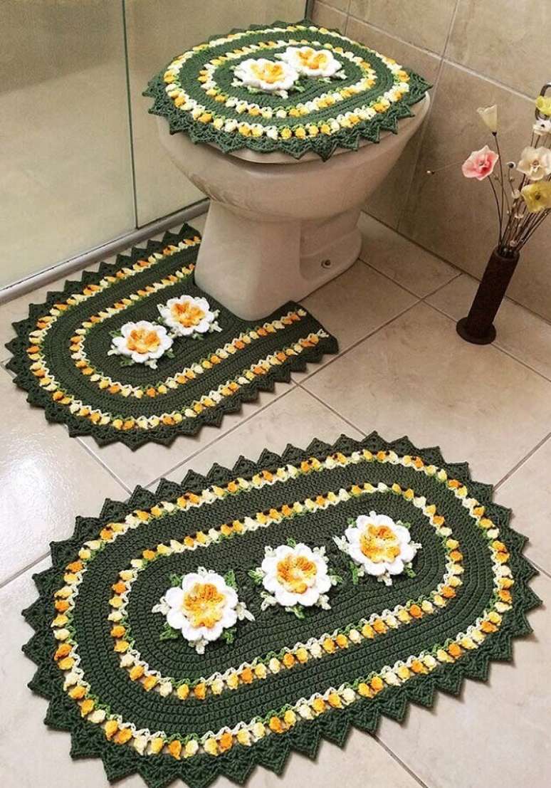 8. Modelo de jogo de banheiro com flores de croch&ecirc; em verde a amarelo &ndash; Foto: Revista Artesanato