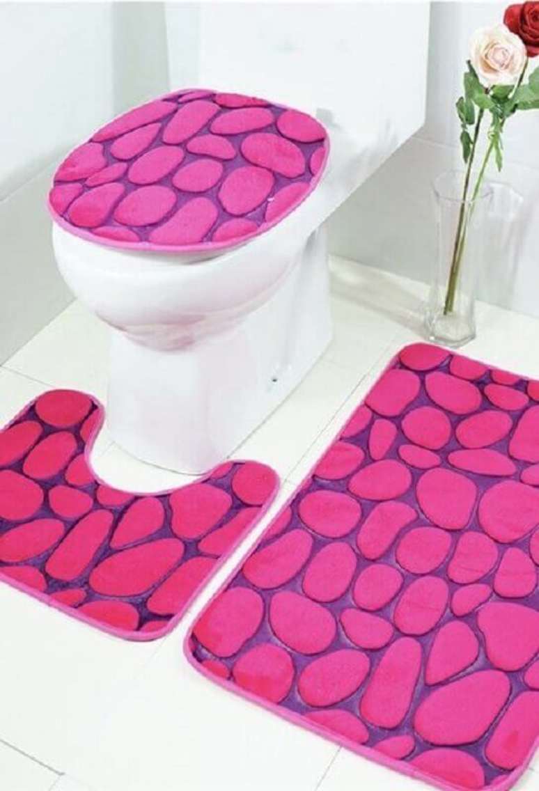 50. Modelo de jogo de banheiro rosa &ndash; Foto: Home Fashion Trend