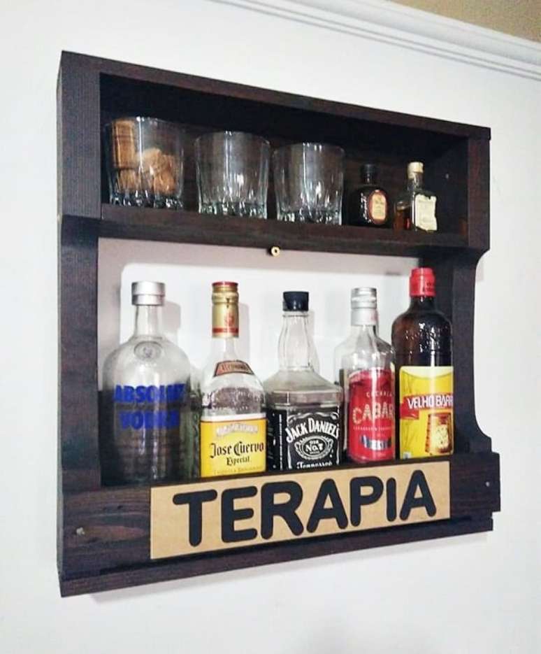 34. Na falta de espa&ccedil;o fixe o home bar simples na parede. Fonte: Pinterest
